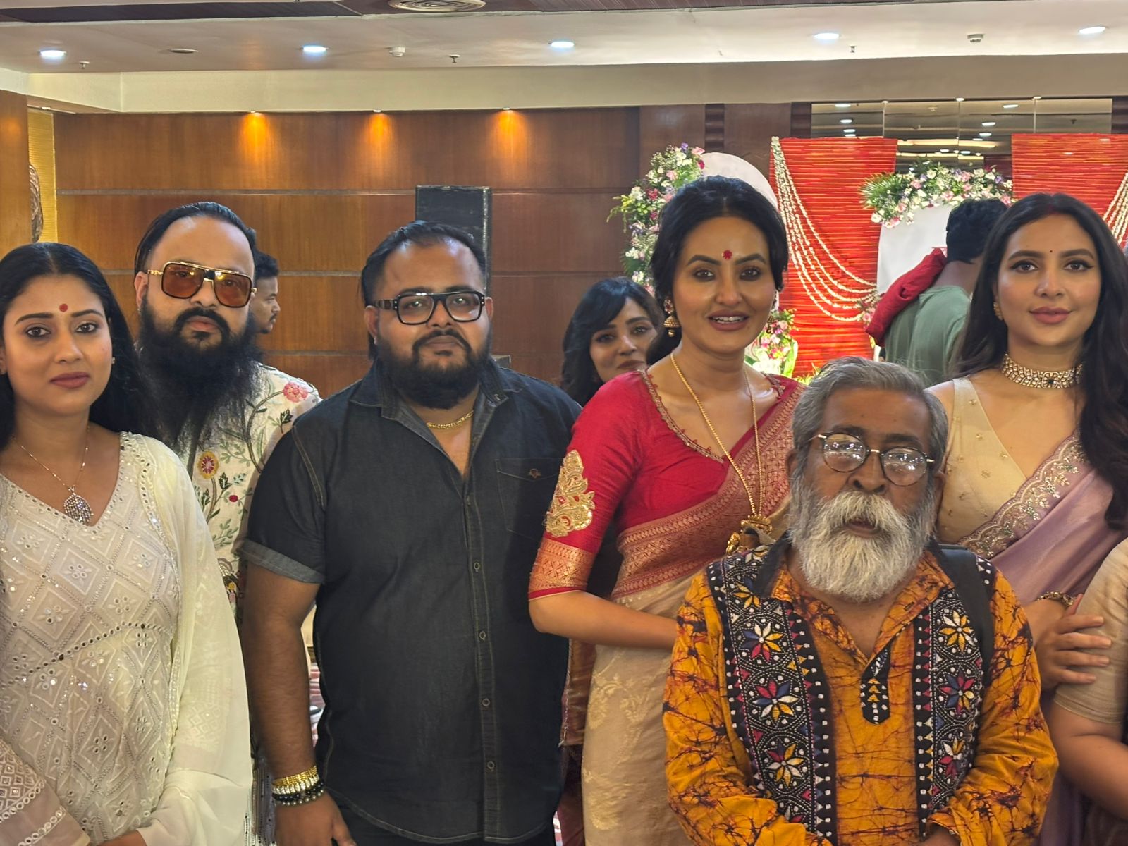 পরিচালকের ঘোষণা: অবশেষে জল্পনায় ইতি টেনে নিজেই ঘোষণা করলেন কৌশিক গঙ্গোপাধ্যায়— তাঁর আগামী ছবি ‘ওয়েটিং রুম’-এর মুখ্য ভূমিকায় থাকছেন শুভশ্রী গঙ্গোপাধ্যায়।
